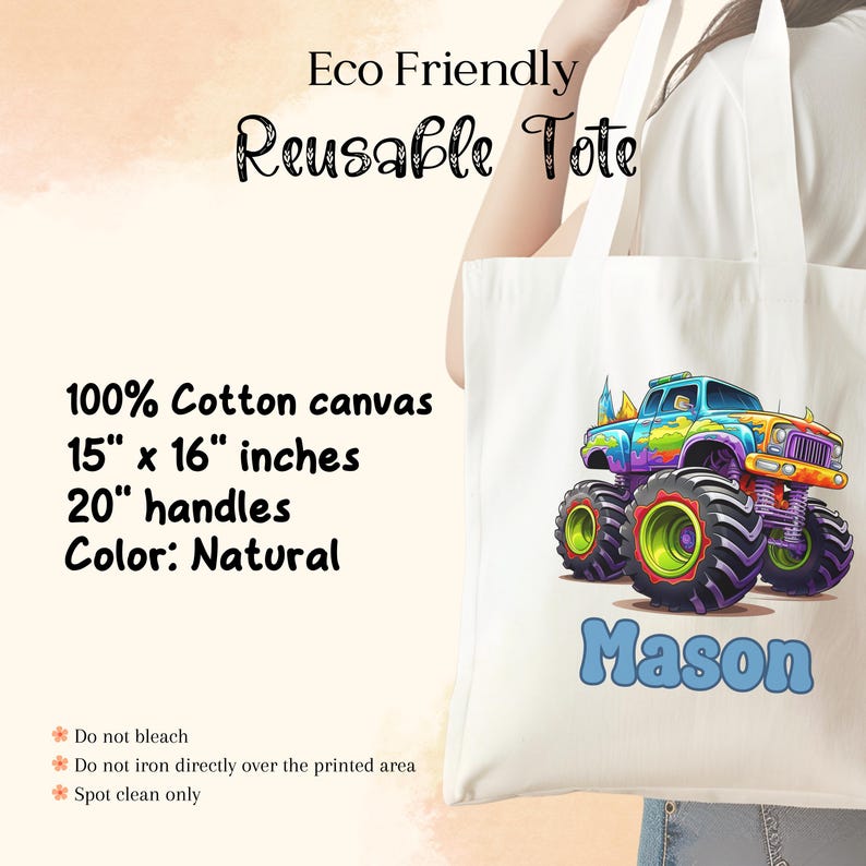 K&ouml;nnte beinhalten: Eine wei&szlig;e Canvas-Tragetasche mit einem bunten Monstertruck-Design und dem Namen "Mason" in Blau bedruckt. Die Tasche ist 15 Zoll mal 16 Zoll gro&szlig; und hat 20 Zoll lange Henkel. Sie ist aus 100% Baumwolle gefertigt und ist umweltfreundlich und wiederverwendbar.