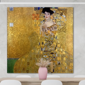 Könnte beinhalten: Ein Gemälde einer Frau in einem goldenen Kleid mit geometrischem Muster. Der Hintergrund ist ein goldenes Mosaik mit einem grünen und schwarzen Rand.