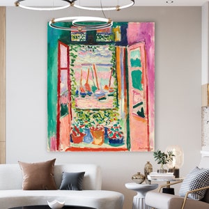 Pode incluir: Uma vibrante pintura a óleo sobre tela retratando uma janela aberta com vista para um porto com veleiros. A cena apresenta pinceladas ousadas e expressivas em tons de rosa, verde, azul e vermelho, com plantas em vasos no parapeito.