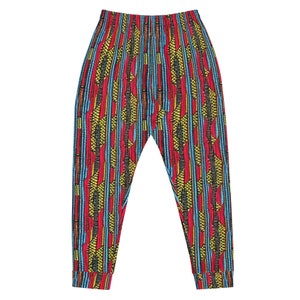 Puede incluir: Pantalones con estampado geométrico rojo, amarillo y azul.