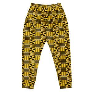 Puede incluir: Pantalones de color amarillo y negro con un diseño geométrico.