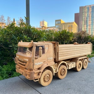 Iveco Trakker 8X4 Escala 1:14, Camión, Hecho a mano en madera natural, 100% hecho a mano, Regalo natural, Decorativo