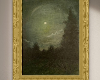 Puede incluir: Una pintura enmarcada que representa una escena de bosque a la luz de la luna. La pintura está realizada en una paleta de colores verde oscuro y gris, con una luna blanca brillante en el centro del lienzo. La luna está rodeada de nubes y los árboles se recortan contra el cielo nocturno.