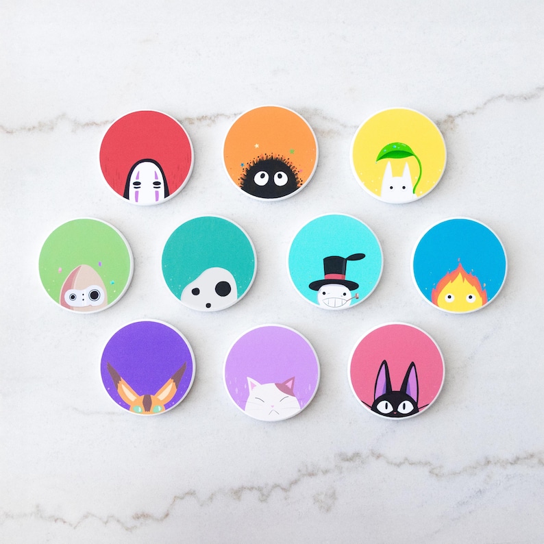 Puede incluir: Una colecci&oacute;n de diez pegatinas redondas y coloridas con varios dise&ntilde;os de personajes de dibujos animados. Las pegatinas muestran una variedad de colores, incluyendo rojo, naranja, amarillo, verde, azul, morado y rosa, con detalles en blanco y negro. Los dise&ntilde;os incluyen caras y figuras.