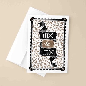 Puede incluir: Tarjeta de felicitación con una pancarta negra con las letras "MX" encima y debajo de un emblema marrón con una & comercial. El fondo tiene un patrón de hojas marrones y blancas, y la tarjeta está enmarcada con un borde negro festoneado.