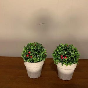 Buisson de houx artificiel dans un pot en argile
