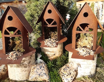 Vogelfutterhaus aus Eisen, zum Aufstellen, Birkenstamm, Eisenlaterne für den Garten, Edelrost Gartendekoration, Vogelfutterstelle, Vogelhaus