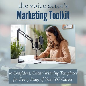 Puede incluir: Imagen de una mujer con auriculares, escribiendo en un escritorio con un micrófono. El texto dice "the voice actor's Marketing Toolkit" y "10 Confident, Client-Winning Templates for Every Stage of Your VO Career".