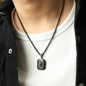 Collar con inicial personalizado para hombre, collar con letras negras personalizado para hombre, regalo de cumpleaños para él, regalo de aniversario para papá