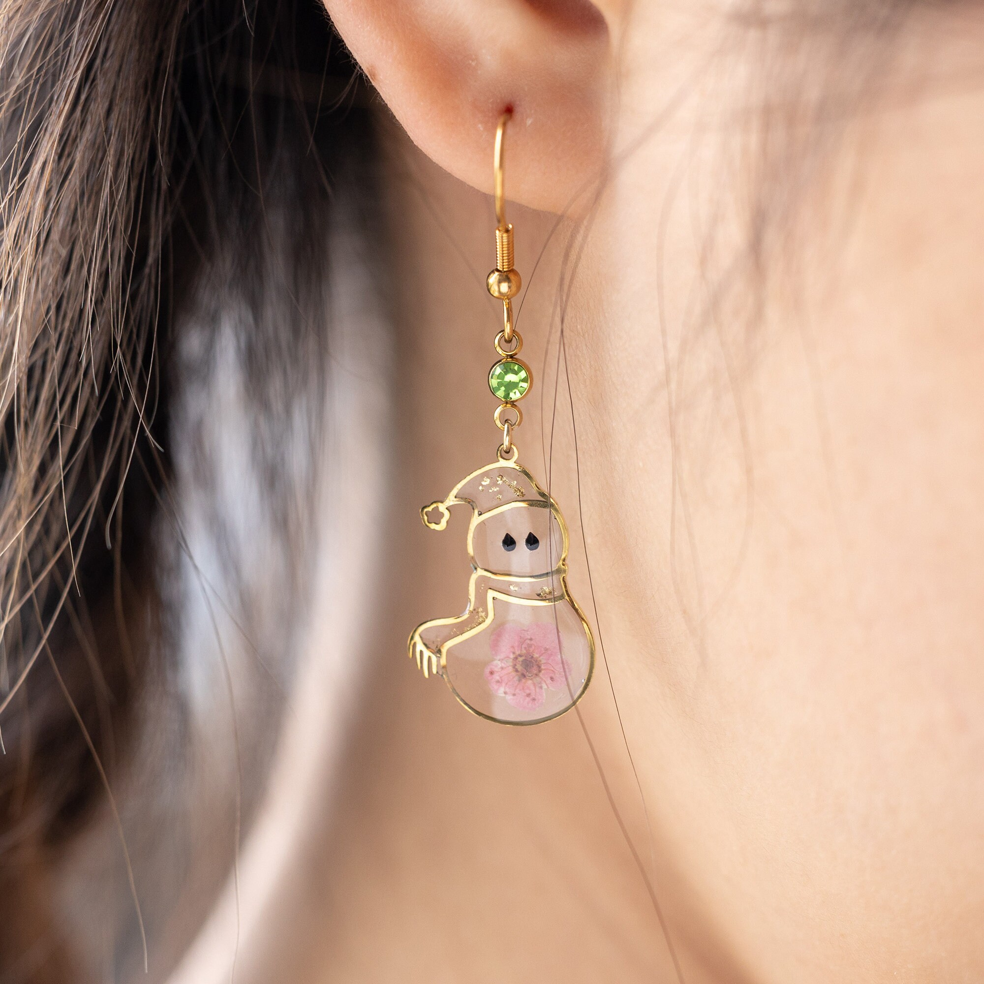 誕生石入りスノーマンイヤリング、ピンクの忘れな草の花をあしらった