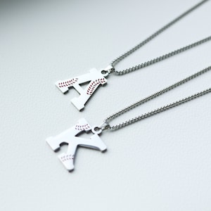 Collar con inicial personalizado, collar con encaje de béisbol deportivo, regalo de equipo deportivo, colgante de la suerte personalizado, regalo de cumpleaños para niño