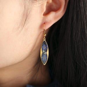 女性用ハンドメイドの本物の忘れな草の花のイヤリング、樹脂製の本物の押し花ジュエリー、彼女へのイヤリング、お母さんへの贈り物、奥さんへの贈り物