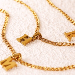 Collar con inicial personalizado en oro de 18 quilates, collar con letra pequeña personalizada, cadena cubana con colgante de letra, regalo del día del padre, regalo de cumpleaños
