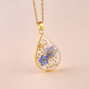 ゴールドの押し花ネックレス（女性用）、本物の押し花ネックレス、手作りの本物の花のジュエリー、お母さんへのギフト