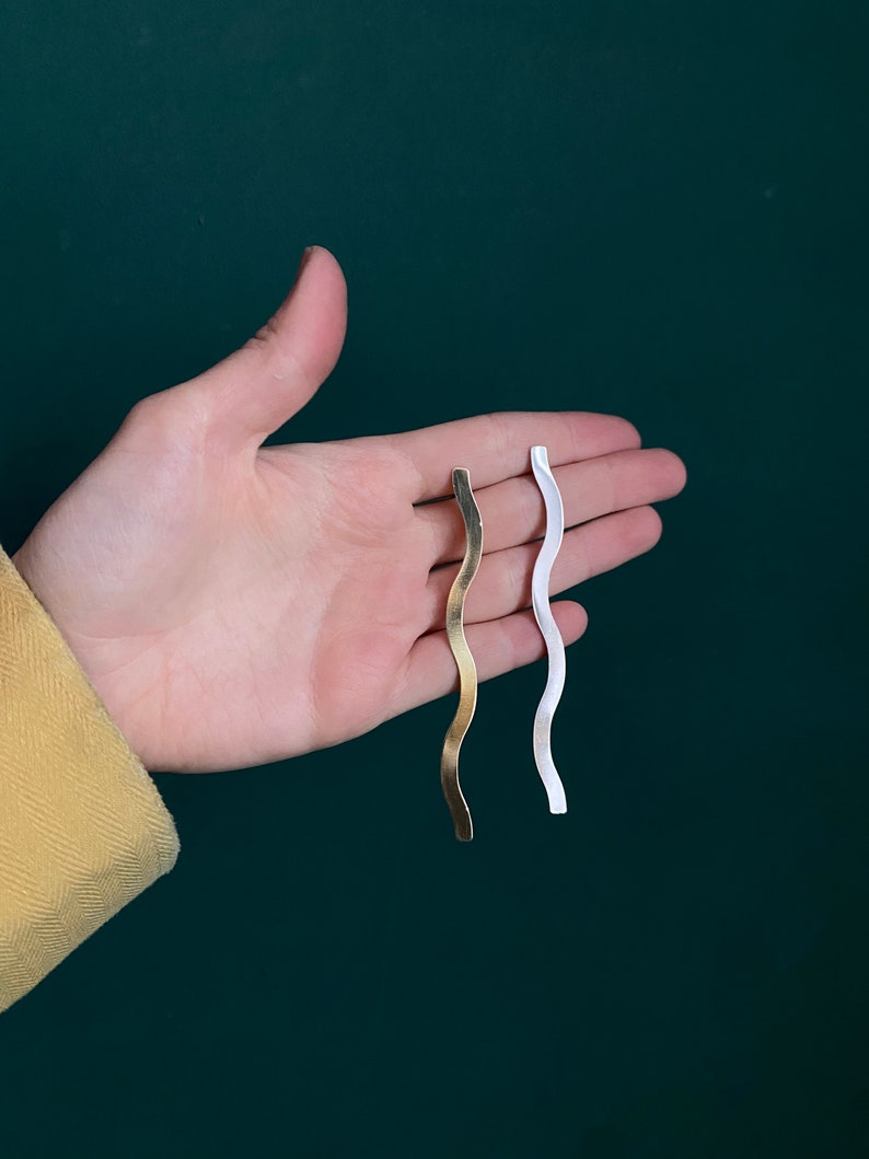 Linie 1 Minimalistischer Ohrring aus Messing oder Neisilber, asymmetrische Ohrringe, Damenschmuck, minimalistischer Statement-Ohrstecker, Silberstecker, Geschenk für Sie Bild 4