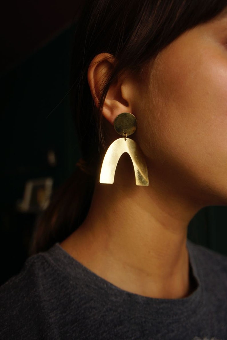 Minimalist arch earrings in brass or neisilber, architectural earrings, Statement Stud, silver stud, trendy 2024, clip-on earrings image 2