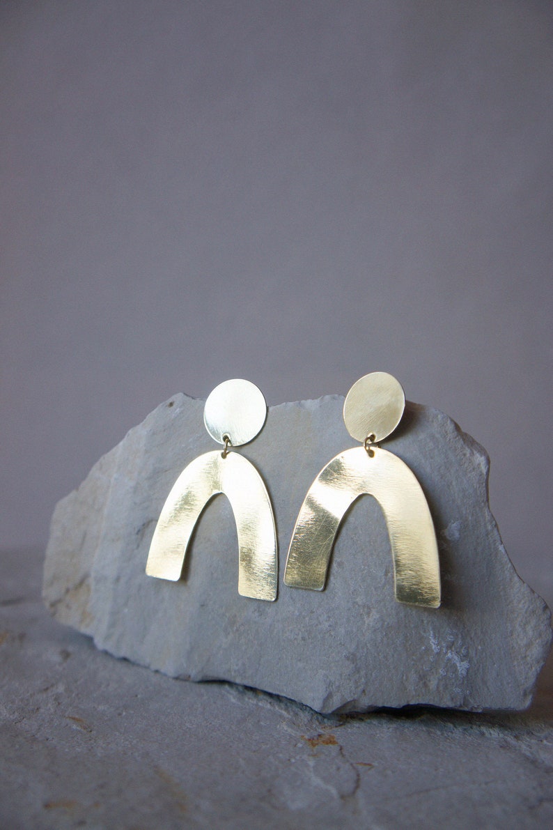 Minimalist arch earrings in brass or neisilber, architectural earrings, Statement Stud, silver stud, trendy 2024, clip-on earrings image 4