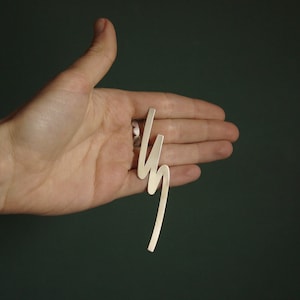 Ligne 5 — Boucles d'oreilles angulaires minimalistes en laiton ou en neisilber | clou en argent