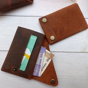 Cartera de cuero personalizada minimalista para hombres, tarjetero de cuero grabado personalizado, monedero delgado unisex, mini monedero portátil para tarjetas de crédito