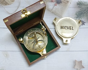 Bússola de relógio de sol de latão personalizada de 4” – presente náutico gravado à mão, relógio e bússola clássicos para exploradores, bússola de relógio de sol gravada personalizada
