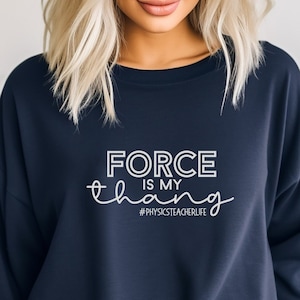 Force Is My Thang, Leben als Physiklehrer, Damenpullover mit Rundhalsausschnitt, Bekleidung in Gildan-Qualität, Geschenkideen für Lehrer für Naturwissenschaften