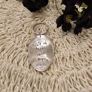 No hagas estupideces, ama a tu madre, llavero vintage con cuchara estampada a mano