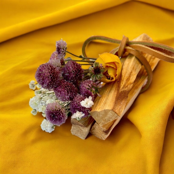 Palo Santo Sticks and Dried Flower Bouquet (4 pieces) - Energy Cleansing  and Natural Home Decor - Handmade Gift