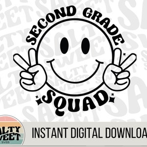 Puede incluir: Diseño gráfico en blanco y negro con una cara sonriente con signos de paz y el texto "Second Grade Squad".