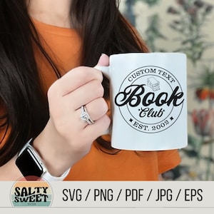 K&ouml;nnte beinhalten: Eine wei&szlig;e Keramiktasse mit einem schwarzen Kreisdesign, auf dem "CUSTOM TEXT Book Club EST. 2002" steht, mit einem Stapel B&uuml;cher im Kreis.