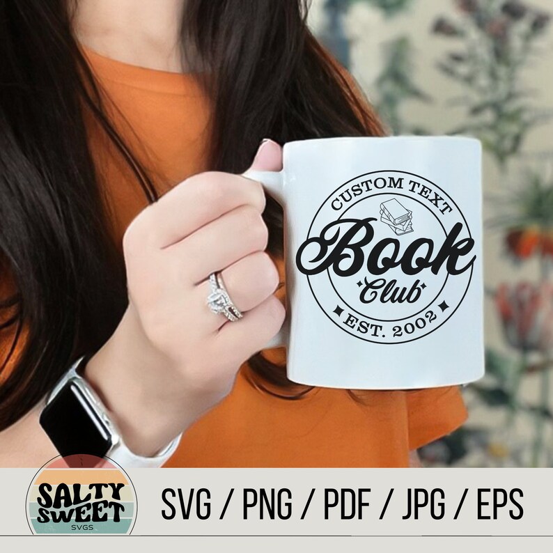 K&ouml;nnte beinhalten: Eine wei&szlig;e Keramiktasse mit einem schwarzen Kreisdesign, auf dem "CUSTOM TEXT Book Club EST. 2002" steht, mit einem Stapel B&uuml;cher im Kreis.