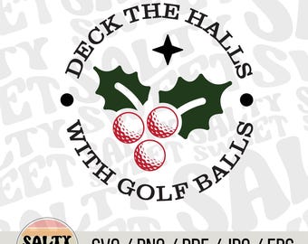 Può includere: Un cerchio bianco con il testo "Deck the Halls with Golf Balls" in nero. Un ramo di agrifoglio verde con tre palline da golf rosse è al centro del cerchio. Il testo "Salty Sweet" è in uno stendardo nella parte inferiore dell'immagine.