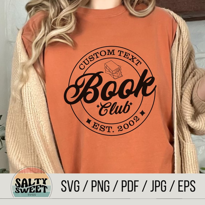 K&ouml;nnte beinhalten: Ein orangefarbenes T-Shirt mit einem schwarzen Kreisdesign, auf dem "CUSTOM TEXT Book Club EST. 2002" steht und sich im Kreis eine Stapel B&uuml;cher befindet.