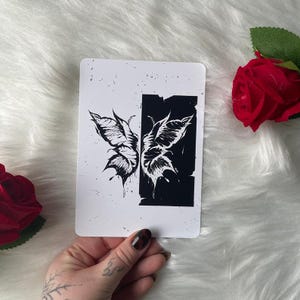 Carte postale Motif papillon inversé Magique Sombre Alternative Gothique Fantaisie Tatouage Art Carte Cadeau kalihaart
