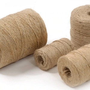 Könnte beinhalten: Vier Spulen mit natürlicher brauner Schnur in verschiedenen Größen. Die Schnur besteht aus Naturfasern und ist perfekt zum Basteln, Verpacken und Gärtnern.