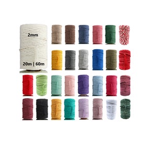 Könnte beinhalten: Eine Sammlung von 20 Spulen mit 2 mm dickem Baumwollgarn in verschiedenen Farben, darunter Rot, Grün, Blau, Gelb und Weiß. Jede Spule enthält 20 Meter oder 60 Meter Garn.