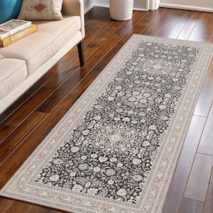 Könnte beinhalten: Ein rechteckiger, schwarzer Läuferteppich mit floralem Muster und beigem Rand. Der Teppich hat ein detailliertes Design mit verschiedenen floralen Elementen in Beige, Creme und Braun. Er liegt auf einem Holzboden. Der Teppich ist etwa 240 cm lang.