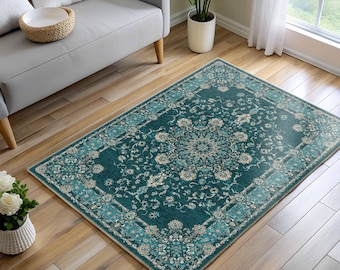 Könnte beinhalten: Ein rechteckiger, türkisfarbener Teppich mit einem verzierten Blumenmuster. Der Teppich hat ein zentrales Medaillon-Design und einen detaillierten Rand in Türkis-, Creme- und Beigetönen. Der Teppich liegt auf einem Holzboden.