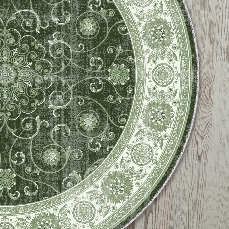 Pode incluir: Um tapete redondo com um padr&atilde;o floral detalhado em tons de verde e branco. O tapete apresenta um design de medalh&atilde;o central com redemoinhos e flores, e uma borda decorativa. O tapete &eacute; colocado sobre um ch&atilde;o de madeira clara.