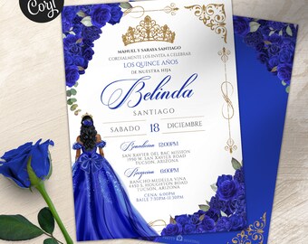 Puede incluir: Invitación de quinceañera azul real con detalles dorados y florales. La invitación presenta un dibujo de una niña con un vestido azul, el nombre "Belinda" y los detalles del evento. Rodeada de rosas azules.