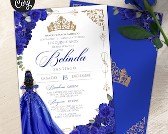 Puede incluir: Una invitación a una Quinceañera con un esquema de color azul y dorado. La invitación presenta una corona, rosas azules y una silueta de una joven con un vestido azul. El texto de la invitación dice "Los Quince Años de Nuestra Hija Belinda".