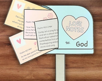 Peut inclure: Une boîte aux lettres bleue avec une ouverture en forme de cœur et les mots "Love Notes to: God" sur le devant. Il y a quatre cartes à l'intérieur de la boîte aux lettres avec des versets bibliques imprimés dessus.