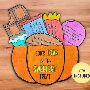 Puede incluir: Un proyecto de manualidades en papel que presenta un recorte de calabaza naranja grande con el texto God's Love Is The Sweetest Treat. Dentro de la calabaza hay varios recortes de papel coloridos de dulces, incluyendo una barra de chocolate y un pastel, cada uno impreso con versículos religiosos.