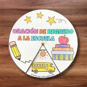 Puede incluir: Ilustración circular dibujada a mano con el texto "ORACIÓN DE REGRESO A LA ESCUELA". Presenta un lápiz amarillo, una pila de libros con una manzana, un autobús escolar amarillo y un sol. También incluye el texto "Gracias por este nuevo día".