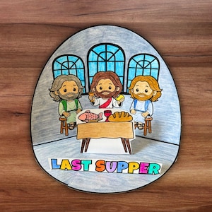 Puede incluir: Un letrero de madera rústica con el texto "Welcome to our home" en letras blancas. El letrero presenta un acabado envejecido y un diseño simple y acogedor, ideal para un porche o entrada.