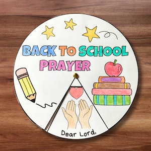 Może przedstawiać: Ręcznie rysowana, okrągła ilustracja z napisem „BACK TO SCHOOL PRAYER”. Projekt zawiera ołówek, gwiazdy, serce, dłonie, jabłko i książki. Słowa „Dear Lord” znajdują się na dole okręgu.