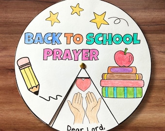 Puede incluir: Ilustración circular dibujada a mano con el texto «BACK TO SCHOOL PRAYER». El diseño incluye un lápiz, estrellas, un corazón, manos, una manzana y libros. Las palabras «Dear Lord» están en la parte inferior del círculo.
