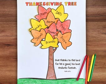 Puede incluir: Una actividad de manualidades de árbol de Acción de Gracias imprimible para niños. El árbol está delineado en negro y tiene hojas naranjas, amarillas y rojas. Cada hoja tiene una palabra escrita en ella, como "Mamá", "Papá", "Hogar", "Juguetes", "Dulces", "Jesús", "Flores", "Amigos" y "Pizza". El texto en la parte inferior de la página dice "Den gracias al Señor porque él es bueno, su amor perdura para siempre. Salmo 107:1".
