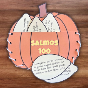 以下が含まれることがあります： 「Salmos 100」と詩篇100編からの聖句が書かれたカボチャの印刷可能なクラフト。このクラフトは、切り取って組み立てられるように設計されています。