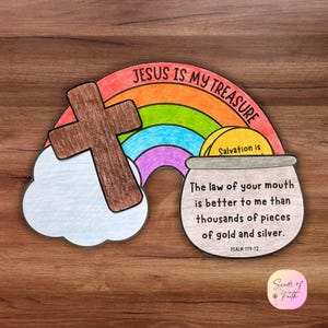 以下が含まれることがあります： 「JESUS IS MY TREASURE」の文字が入った虹色のイラスト。茶色の十字架と金のポットも描かれています。「あなたの口の律法は、私にとって何千もの金と銀よりも優れています。詩篇119:72」というテキストも含まれています。