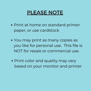 Op de afbeelding: Een blauwe achtergrond met witte tekst die "PLEASE NOTE" luidt, gevolgd door drie opsommingstekens. Het eerste opsommingsteken zegt "Print thuis op een standaardprinter, papier of karton". Het tweede opsommingsteken zegt "U mag zoveel kopie&euml;n afdrukken als u wilt voor persoonlijk gebruik. Dit bestand is NIET bedoeld voor wederverkoop of commercieel gebruik". Het derde opsommingsteken zegt "De kleur en kwaliteit van de afdruk kunnen vari&euml;ren afhankelijk van uw monitor en printer".